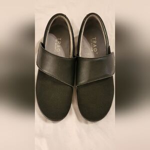 Traq by Alegria Women's Black Loafers